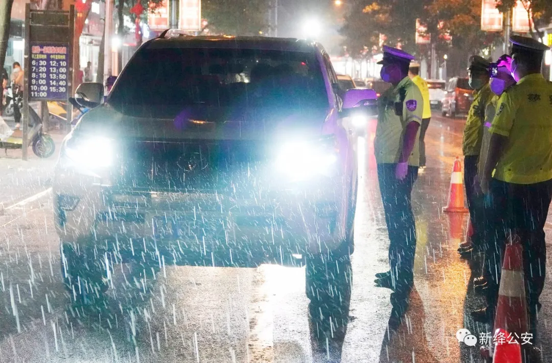 雨中执勤不松懈 坚守岗位保平安