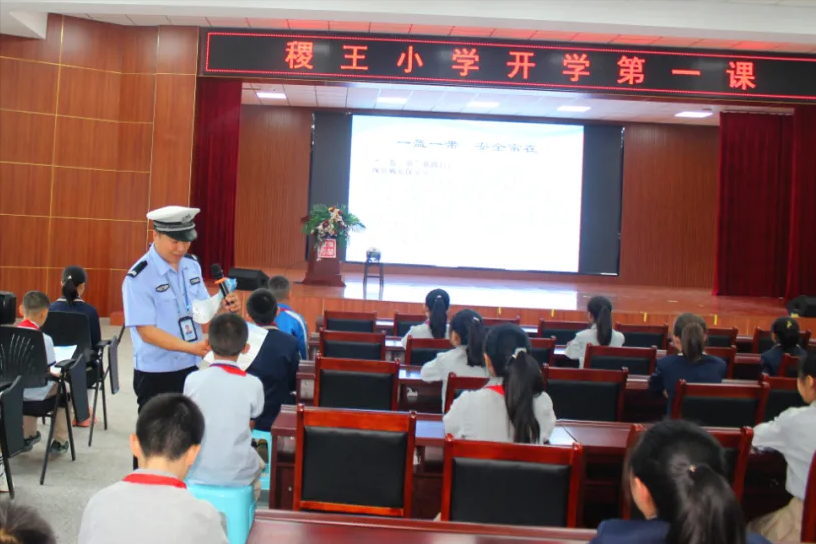 “开学第一课”迎来了“特殊” 的老师 “开学第一课”迎来了“特殊” 的老师