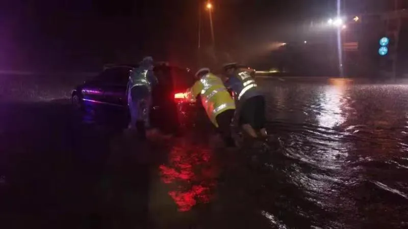 暴雨中，母子被困车中害怕的大哭……交警来了！