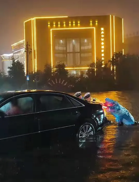 暴雨中，母子被困车中害怕的大哭……交警来了！
