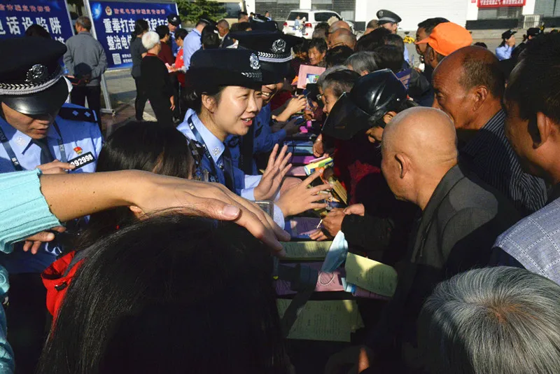 万荣县公安局在后土广场开展国家反诈中心App注册推广活动