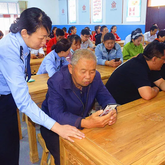 万荣县公安局在后土广场开展国家反诈中心App注册推广活动