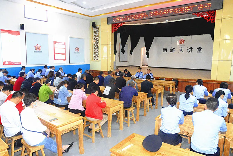 万荣县公安局在后土广场开展国家反诈中心App注册推广活动