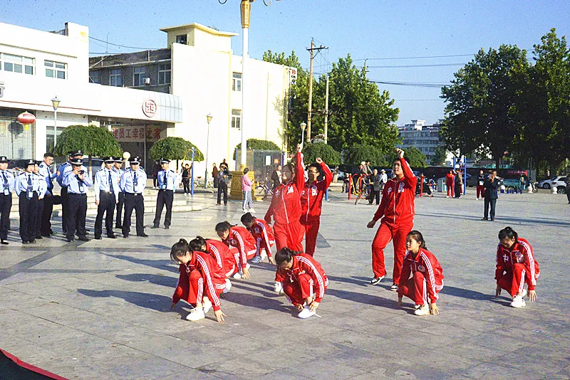 万荣县公安局在后土广场开展国家反诈中心App注册推广活动