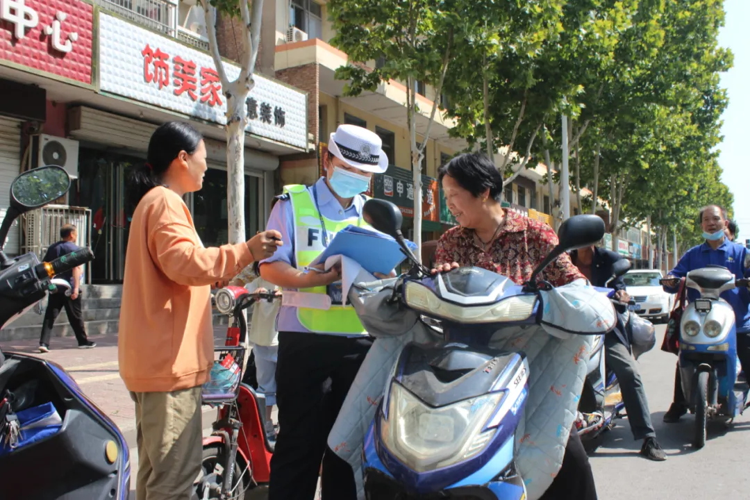 稷山交警套餐模式开展“一盔一带”劝导查纠活动 稷山交警套餐模式开展“一盔一带”劝导查纠活动