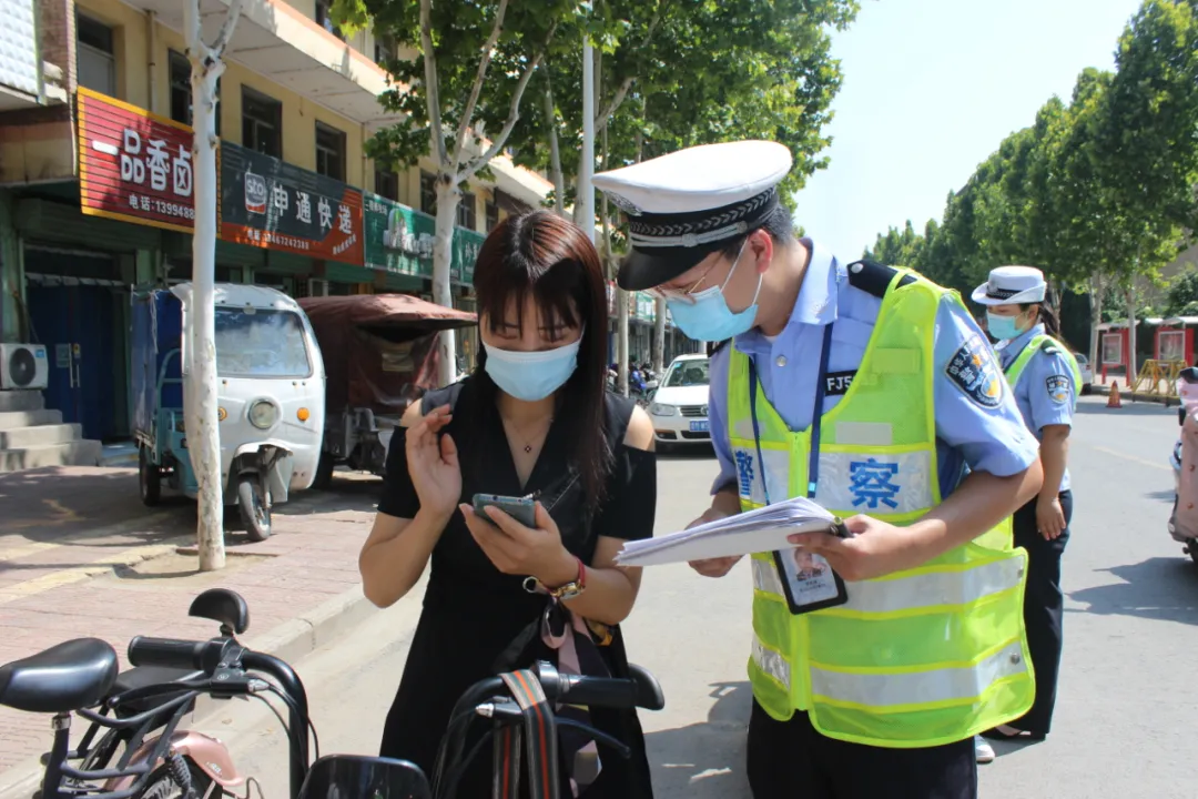 稷山交警套餐模式开展“一盔一带”劝导查纠活动 稷山交警套餐模式开展“一盔一带”劝导查纠活动