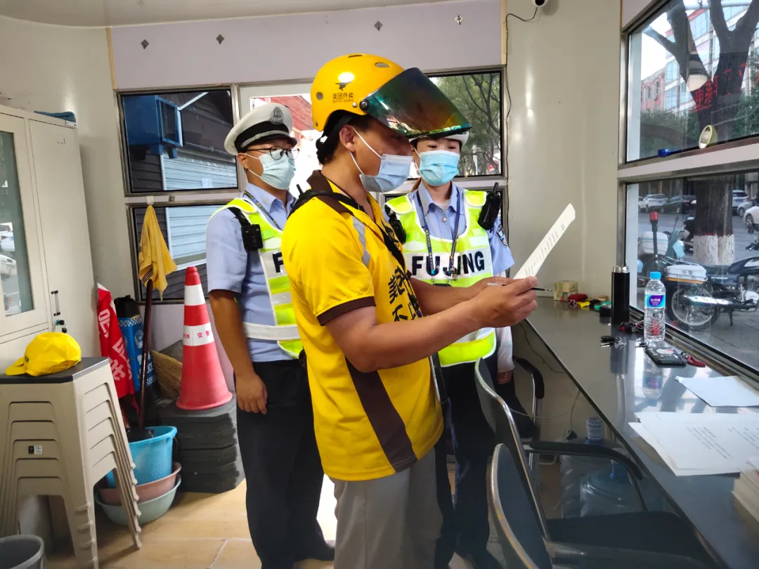 稷山交警套餐模式开展“一盔一带”劝导查纠活动 稷山交警套餐模式开展“一盔一带”劝导查纠活动