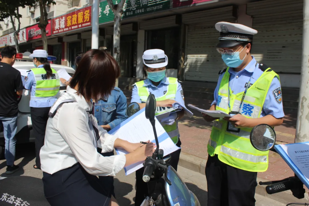 稷山交警套餐模式开展“一盔一带”劝导查纠活动