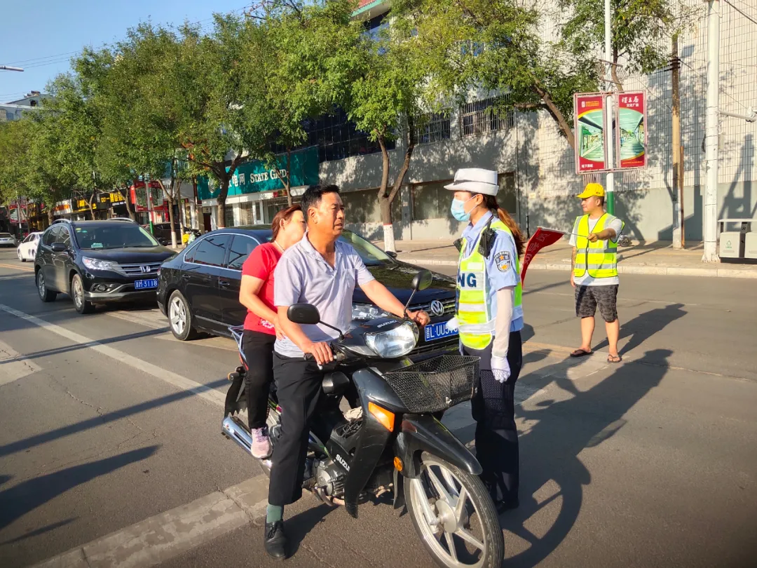 稷山交警套餐模式开展“一盔一带”劝导查纠活动 稷山交警套餐模式开展“一盔一带”劝导查纠活动
