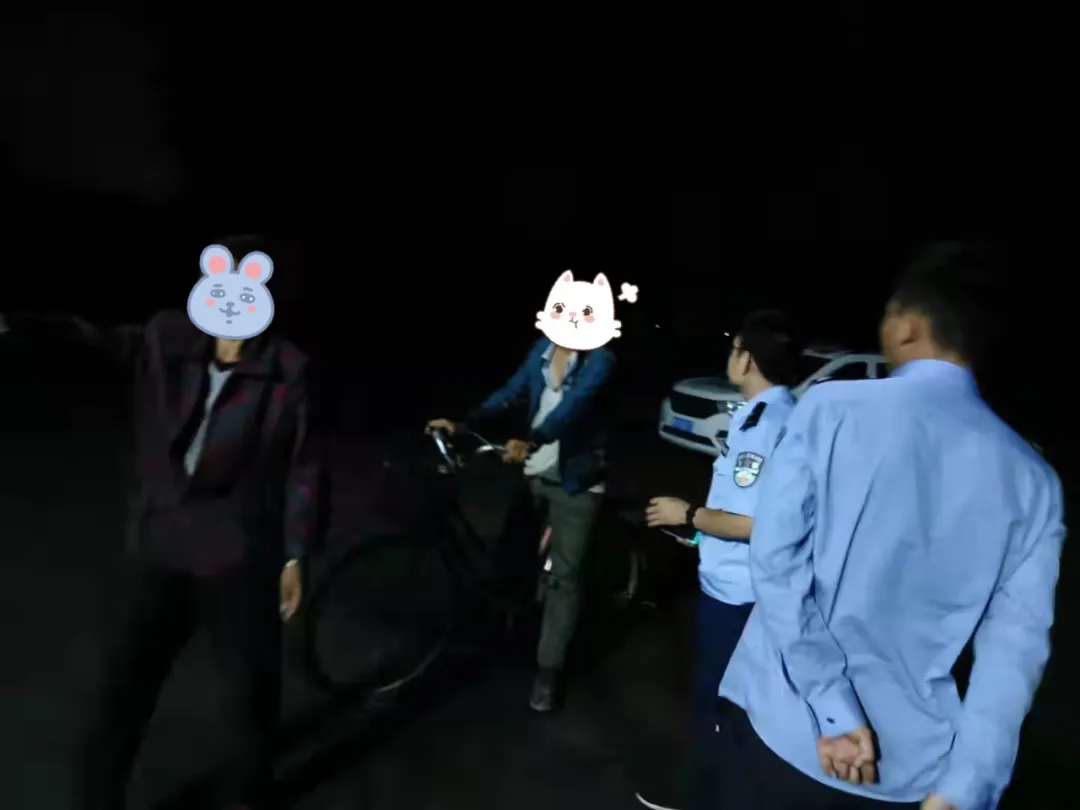 【我为群众办实事】妇女深夜迷路坐路边 民警连夜助其找家人 【我为群众办实事】妇女深夜迷路坐路边 民警连夜助其找家人