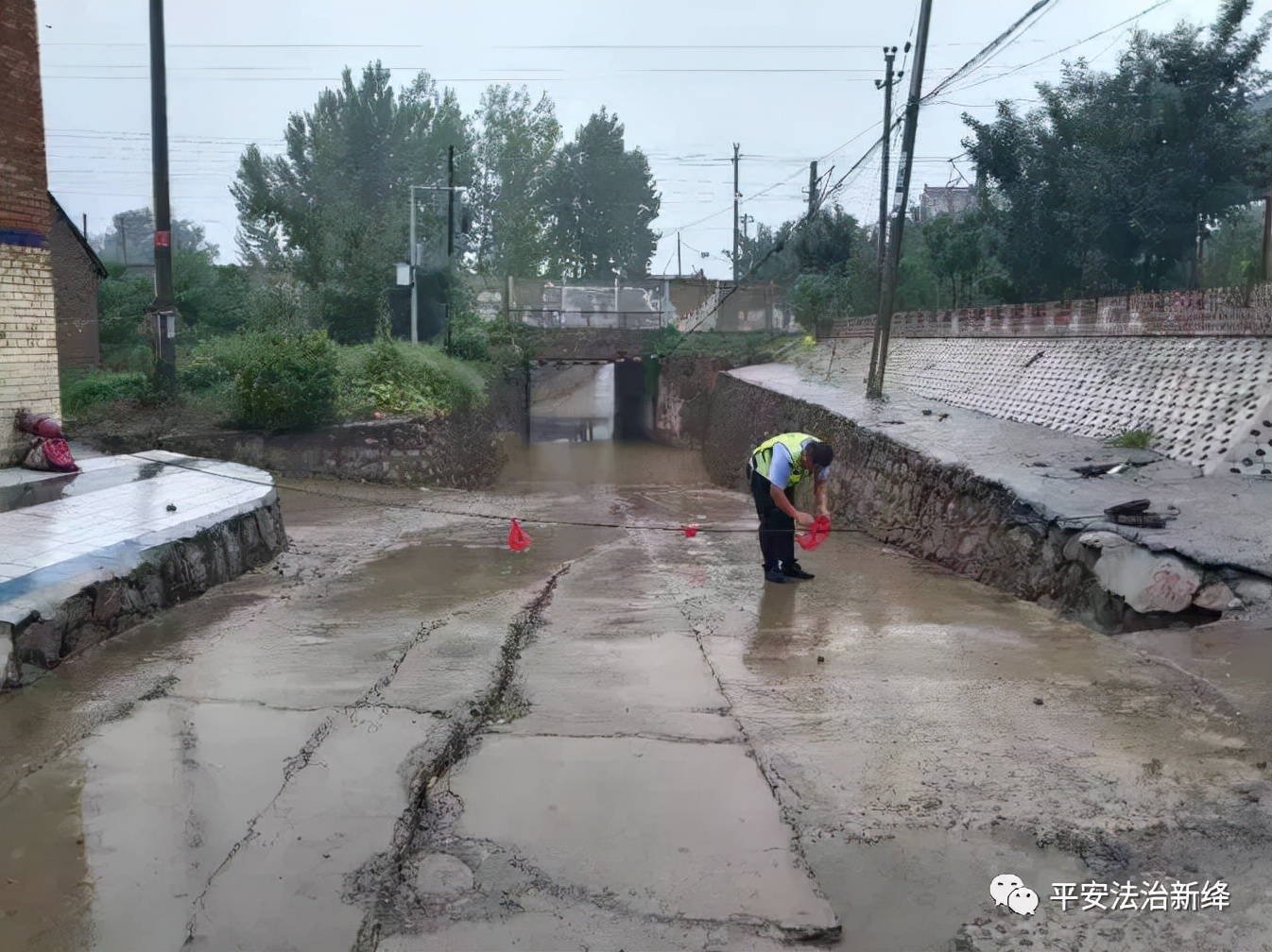 新绛县全力加强汛期铁路安全防范工作 新绛县全力加强汛期铁路安全防范工作