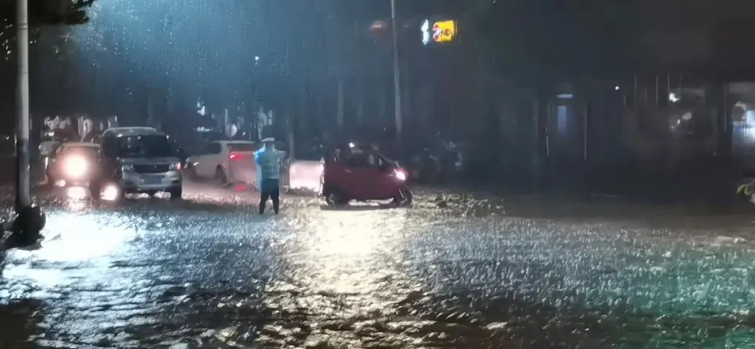 【我为群众办实事】暴雨来 万荣交警暖心守护