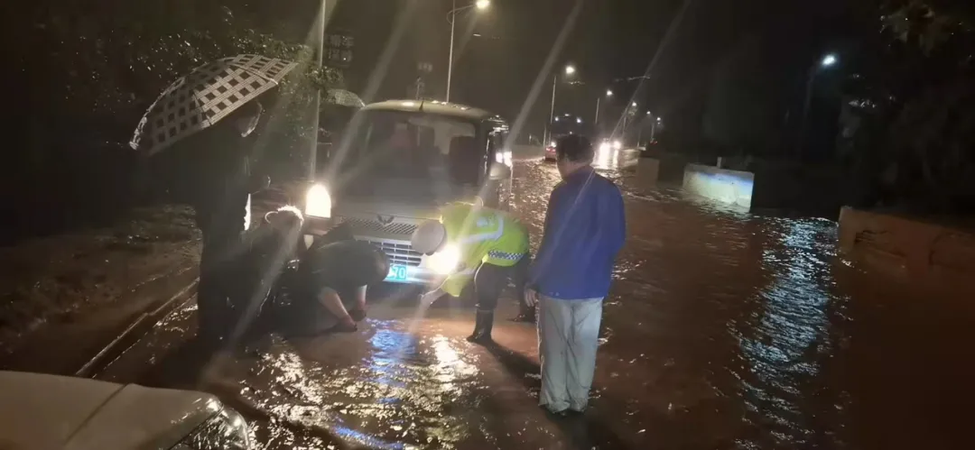 【我为群众办实事】暴雨来 万荣交警暖心守护