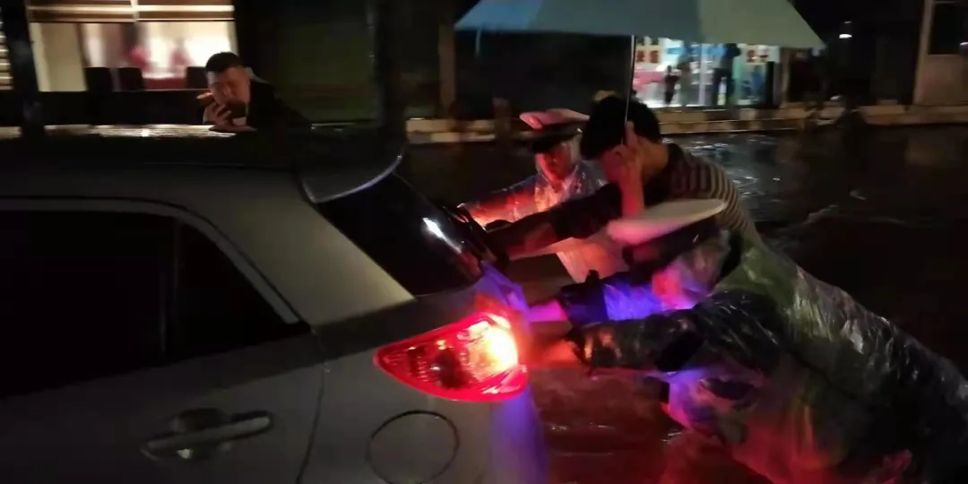 【我为群众办实事】暴雨来 万荣交警暖心守护 【我为群众办实事】暴雨来 万荣交警暖心守护