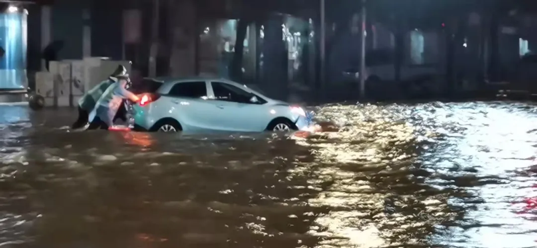 【我为群众办实事】暴雨来 万荣交警暖心守护