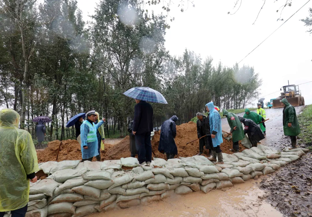 河津交警全力以赴应对持续降雨天气
