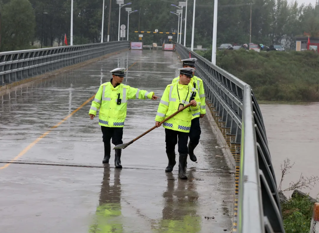河津交警全力以赴应对持续降雨天气