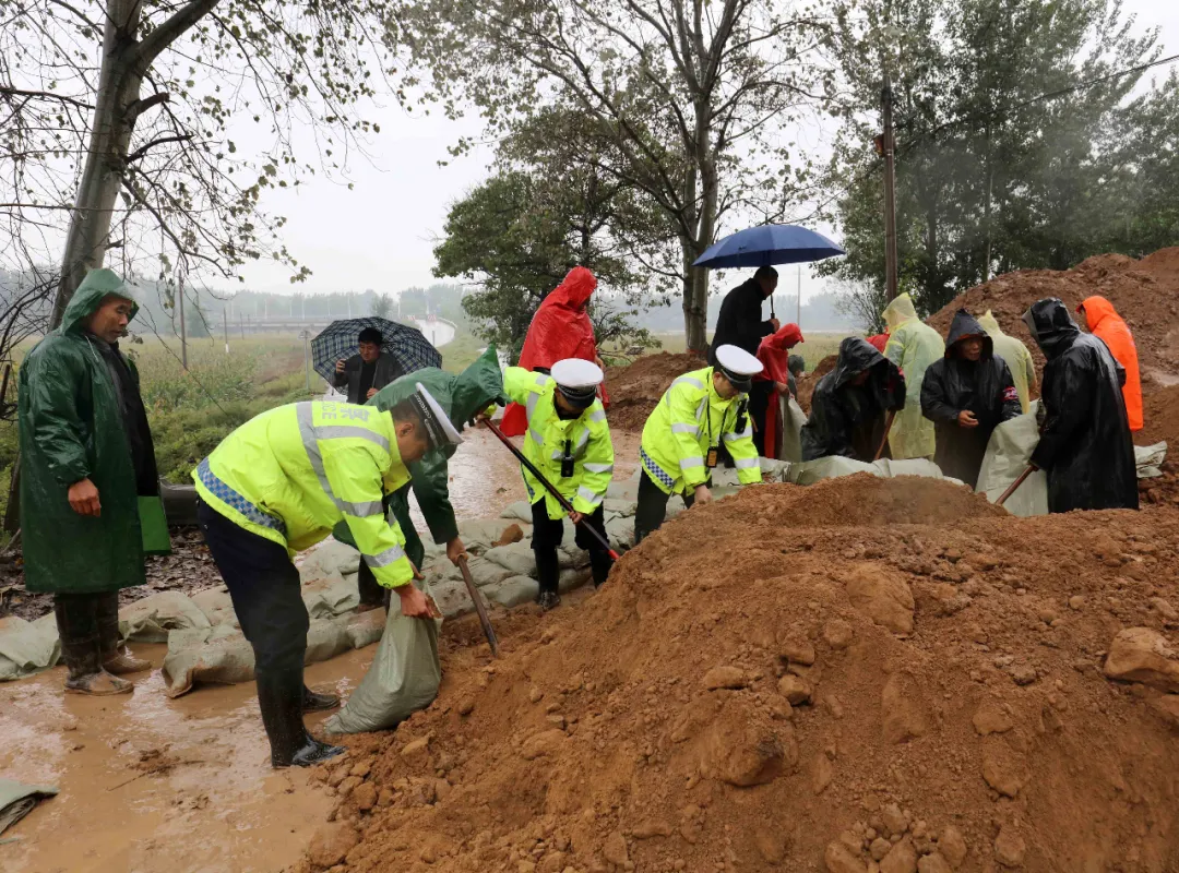 河津交警全力以赴应对持续降雨天气