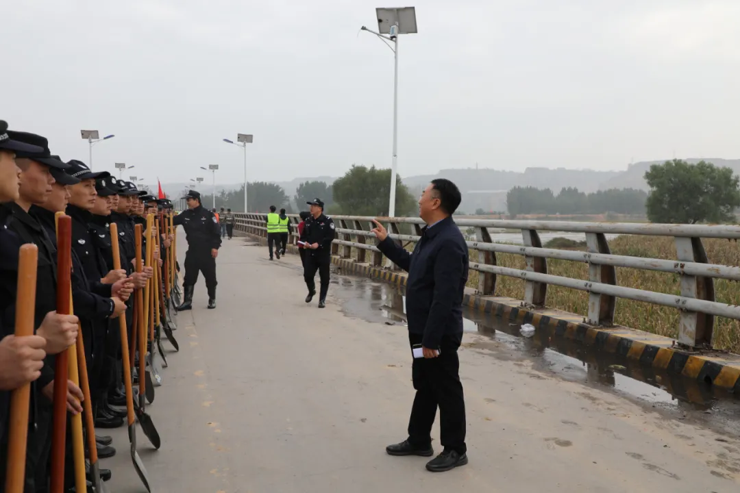 【防汛抗洪我在岗】警徽闪耀 风雨同舟