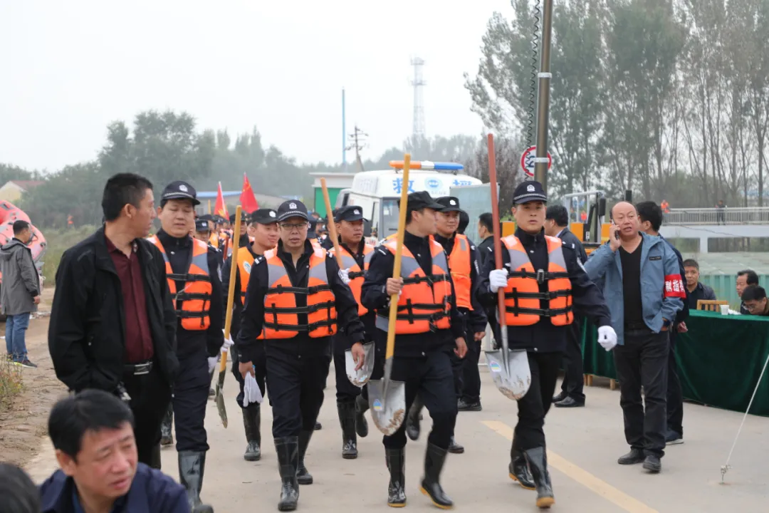 【防汛抗洪我在岗】警徽闪耀 风雨同舟