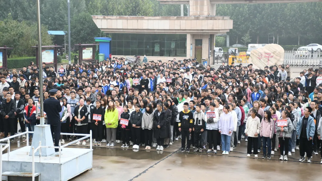 【我为群众办实事】万荣公安:“断卡行动”进校园 守护学生保安全 【我为群众办实事】万荣公安:“断卡行动”进校园 守护学生保安全