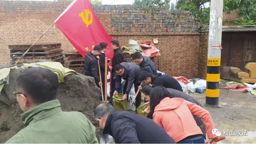 让党旗在防汛抢险一线高高飘扬 让党旗在防汛抢险一线高高飘扬