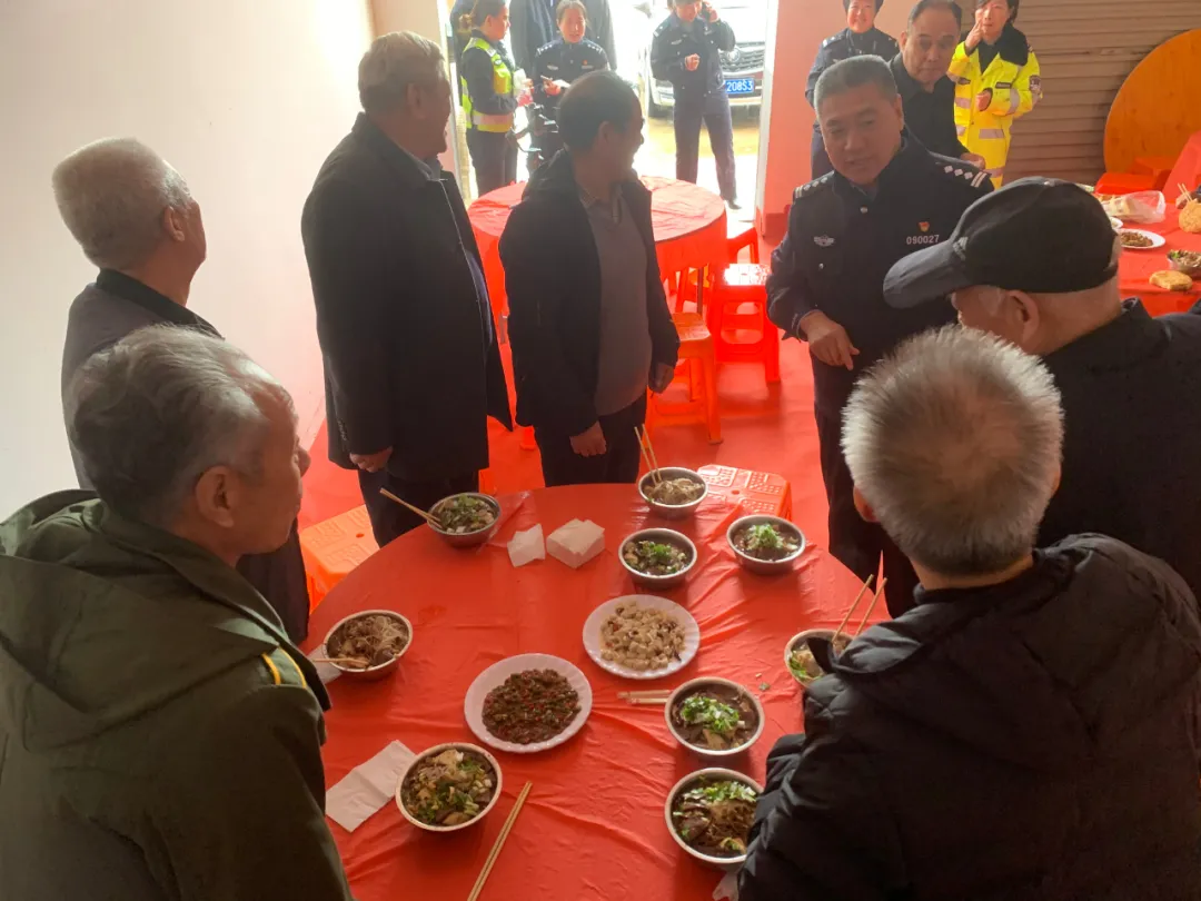 【九九重阳节 浓浓敬老情】万荣交警组织退休老干部共度重阳佳节