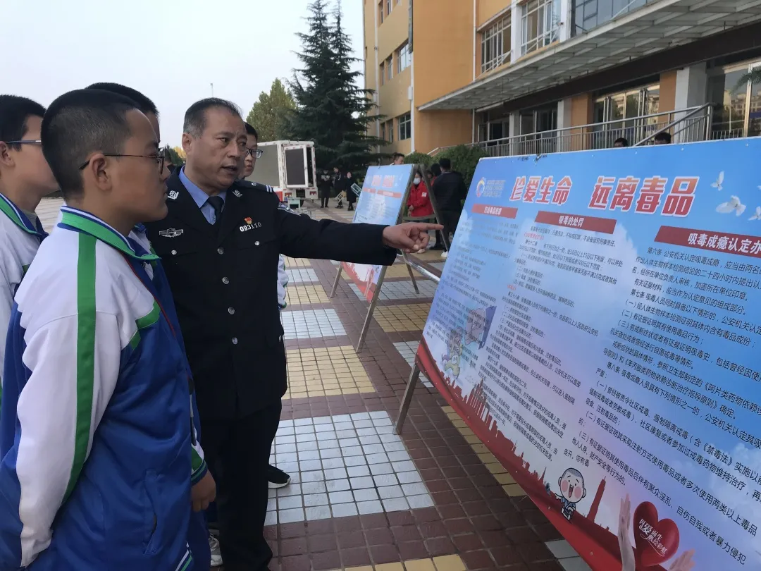 “彩虹禁毒宣传车 三晋巡展万里行 ”走进万荣县实验中学开展毒品预防宣传活动 “彩虹禁毒宣传车 三晋巡展万里行 ”走进万荣县实验中学开展毒品预防宣传活动
