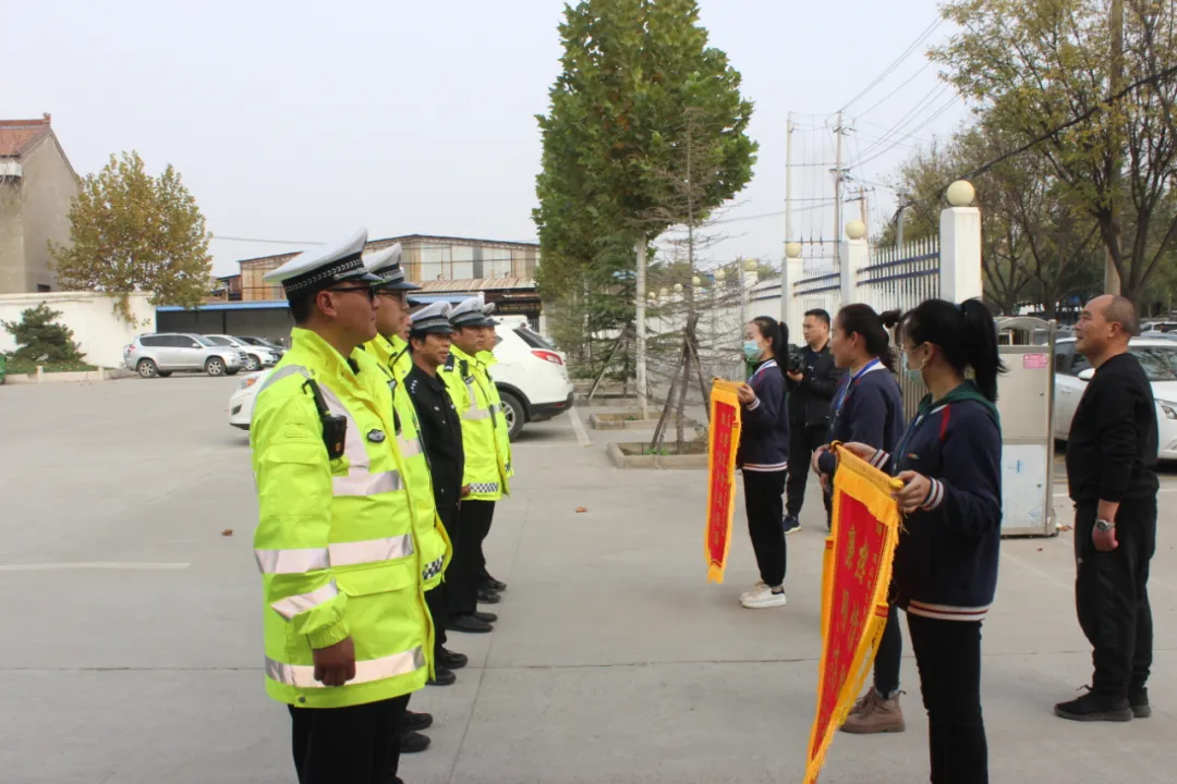 稷山交警扮“黑猫警长”进校园给“萌娃”讲安全 稷山交警扮“黑猫警长”进校园给“萌娃”讲安全