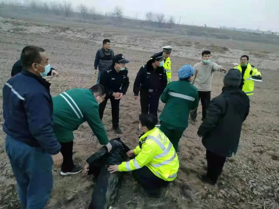 【我为群众办实事】男子跳河命悬一线 交警下水奋勇救人 【我为群众办实事】男子跳河命悬一线 交警下水奋勇救人