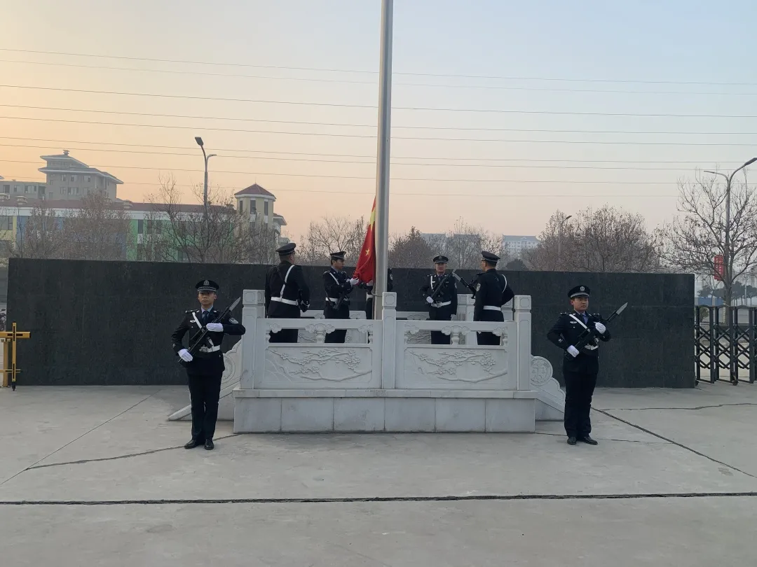 新绛法院举行庆元旦升国旗仪式 新绛法院举行庆元旦升国旗仪式