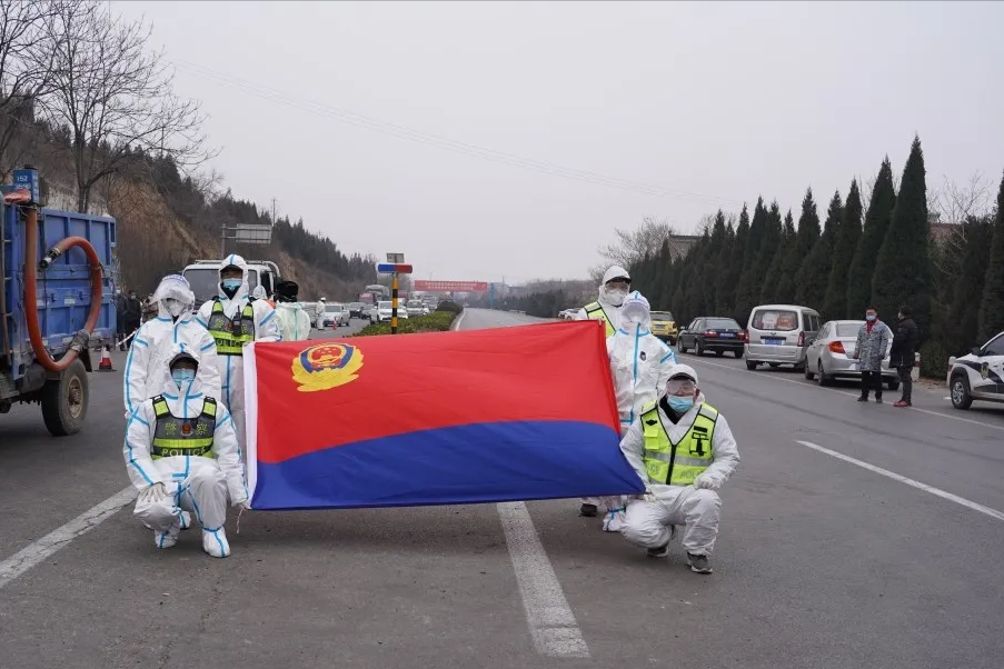 【你好，警察节】我们在岗位与警旗合影