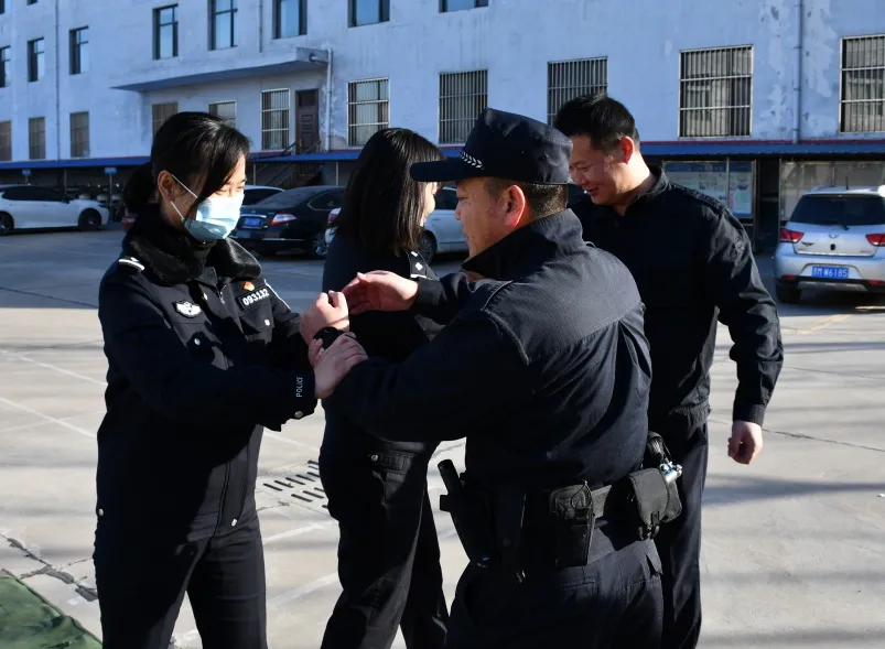 万荣公安练兵强警筑平安