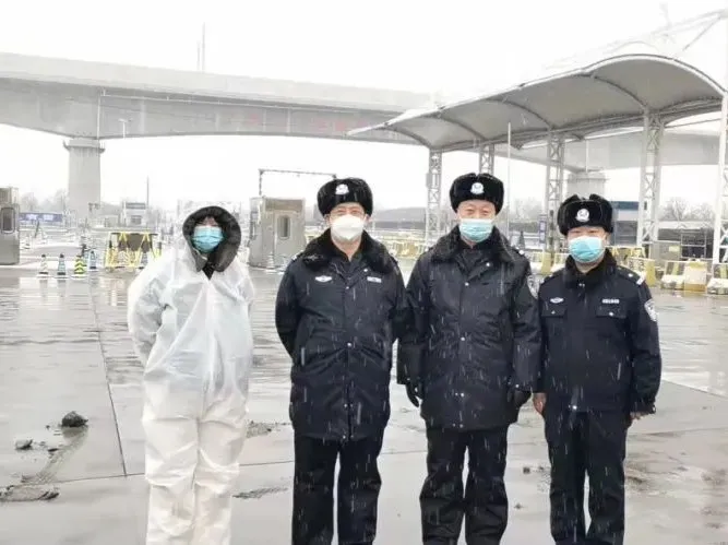 【风雪“疫”线】看这挺立的“雪警”，便是人们最安心的希望