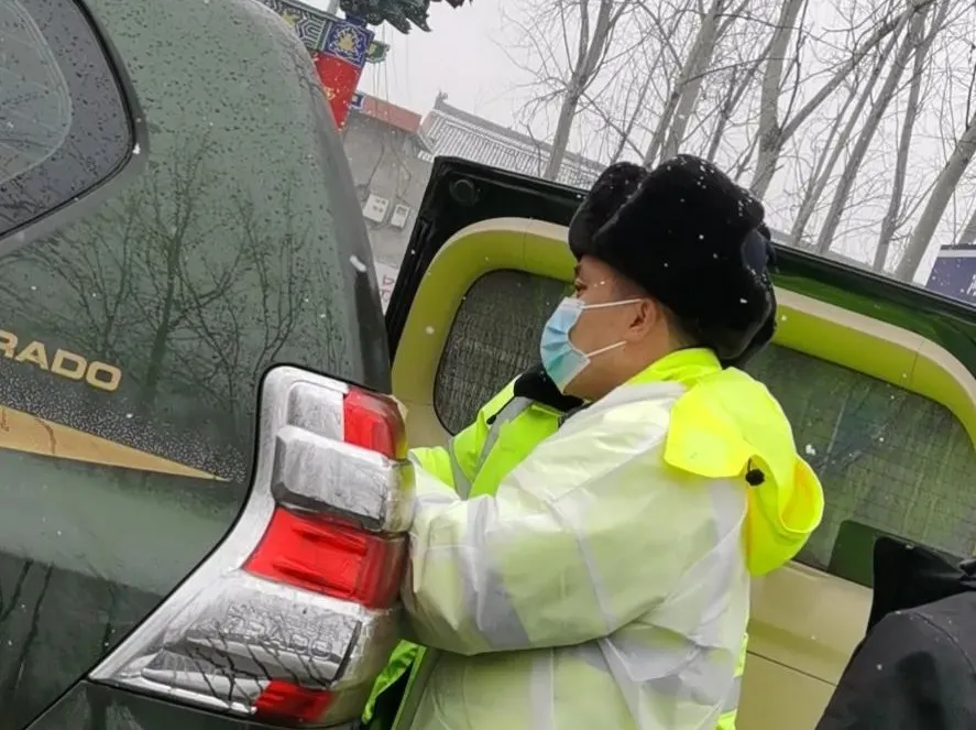 【风雪“疫”线】看这挺立的“雪警”，便是人们最安心的希望