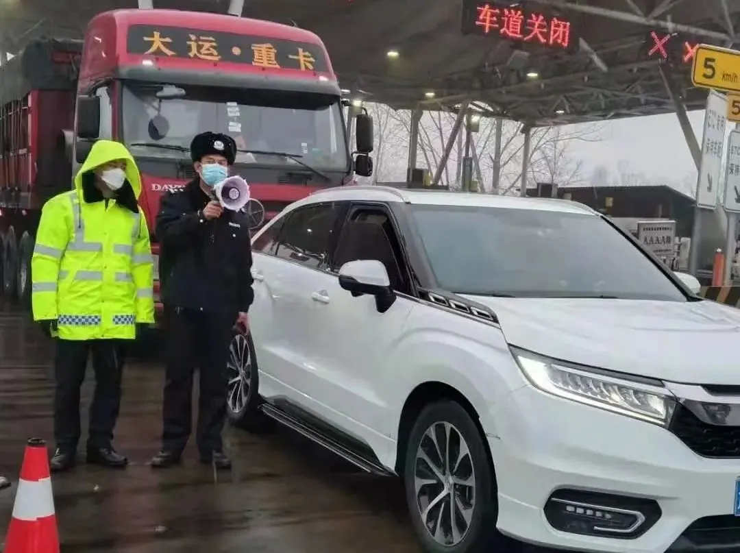 【风雪“疫”线】看这挺立的“雪警”，便是人们最安心的希望