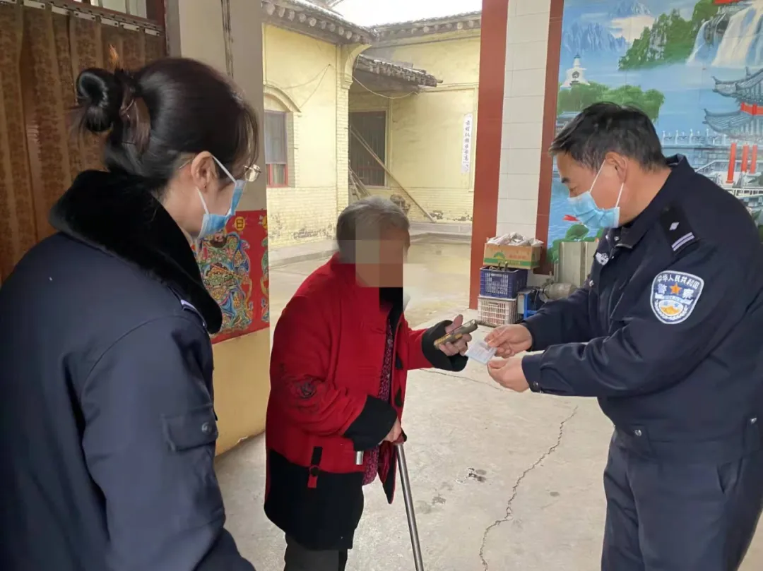 【我为群众办实事】送证上门暖人心 便民服务显真情 【我为群众办实事】送证上门暖人心 便民服务显真情