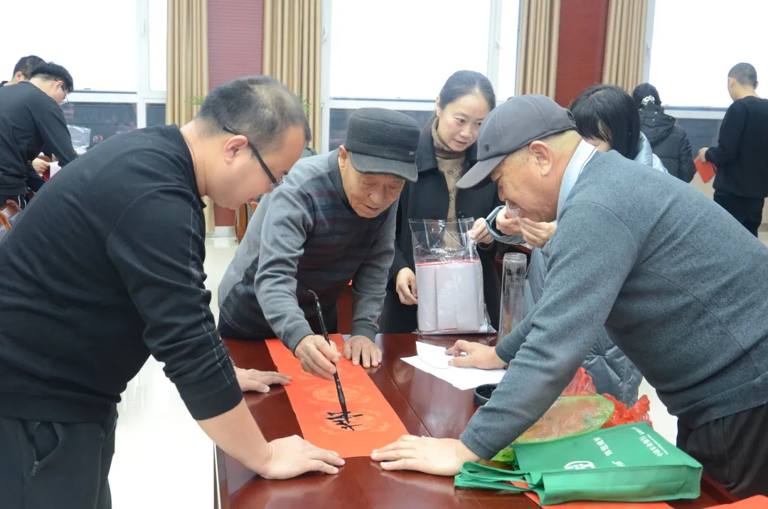 新绛县人民法院开展“寅虎迎春 墨香送福”送春联系列活动