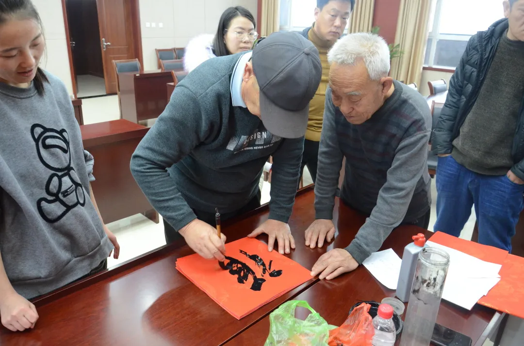 新绛县人民法院开展“寅虎迎春 墨香送福”送春联系列活动
