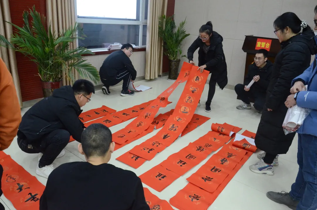 新绛县人民法院开展“寅虎迎春 墨香送福”送春联系列活动