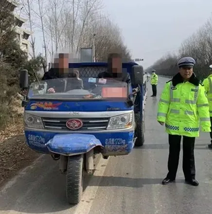 新绛:无牌无证还载人 交警查处消隐患 新绛:无牌无证还载人 交警查处消隐患
