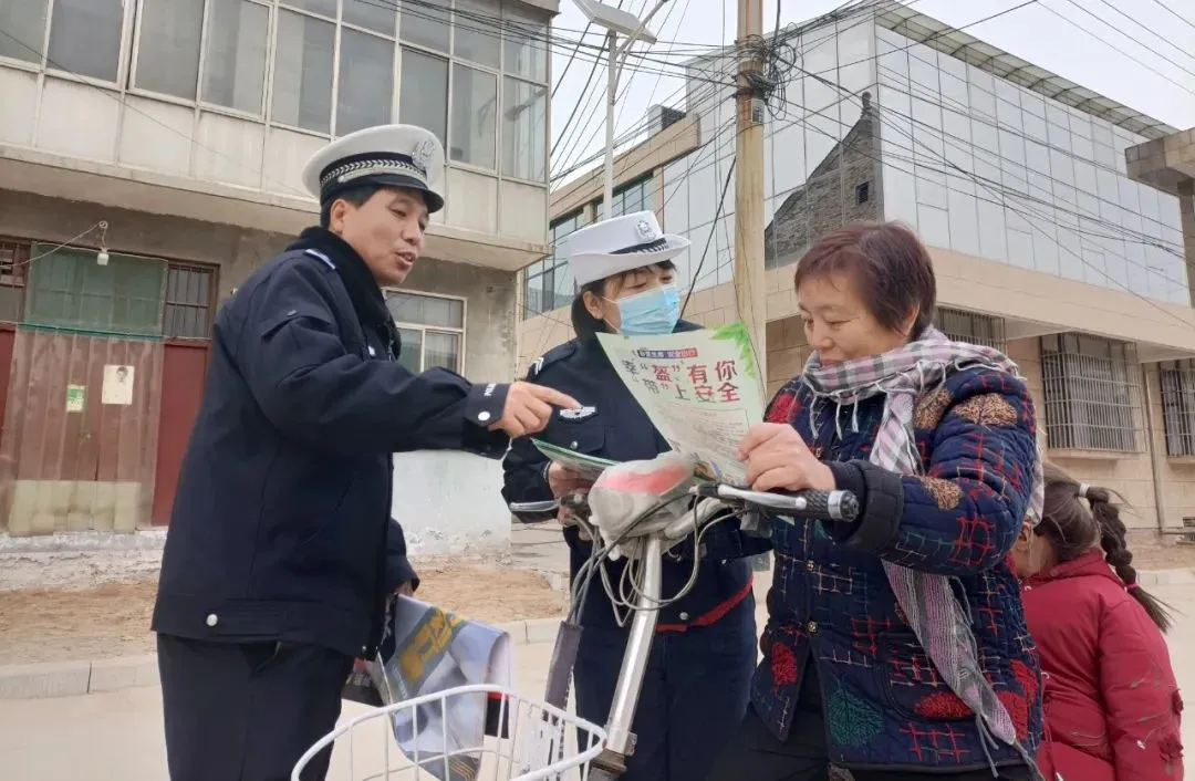 新绛交警:进村宣交安 法规记心间 新绛交警:进村宣交安 法规记心间