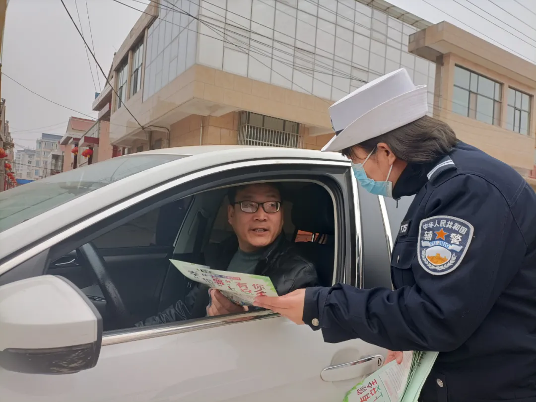 新绛交警:进村宣交安 法规记心间 新绛交警:进村宣交安 法规记心间