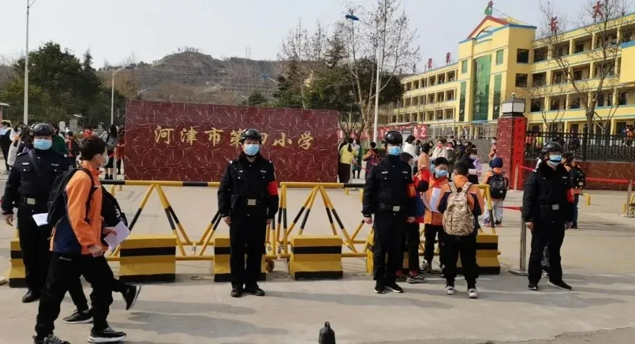 【护学岗】开学第一天！河津各校园门口是这样的……