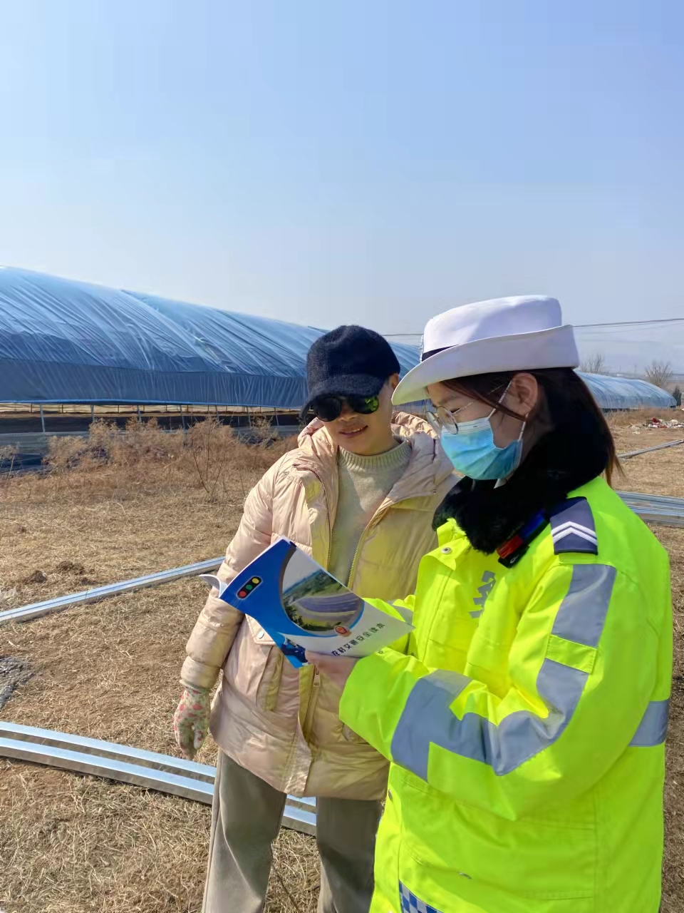 【美丽乡村行】万荣交警走进田间地头开展“一盔一带”宣传