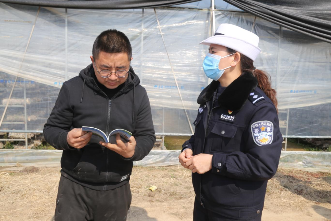 【美丽乡村行】万荣交警走进田间地头开展“一盔一带”宣传