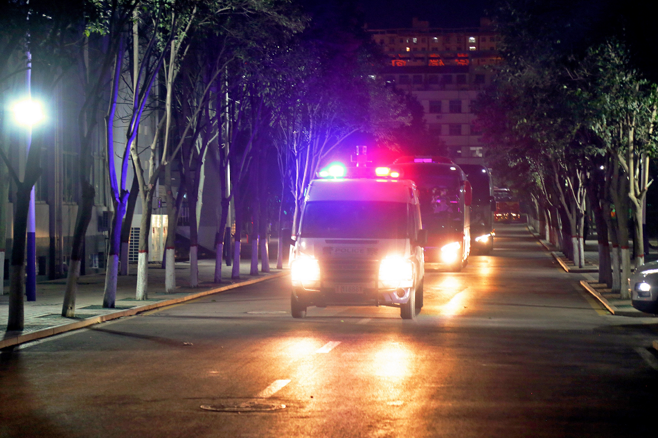 「警车开道 全程护送」万荣交警护航学子离校返乡 「警车开道 全程护送」万荣交警护航学子离校返乡