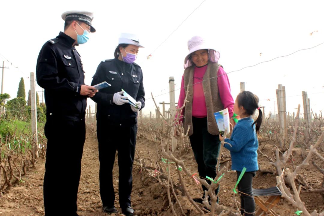 稷山交警深入田间地头宣传交通安全