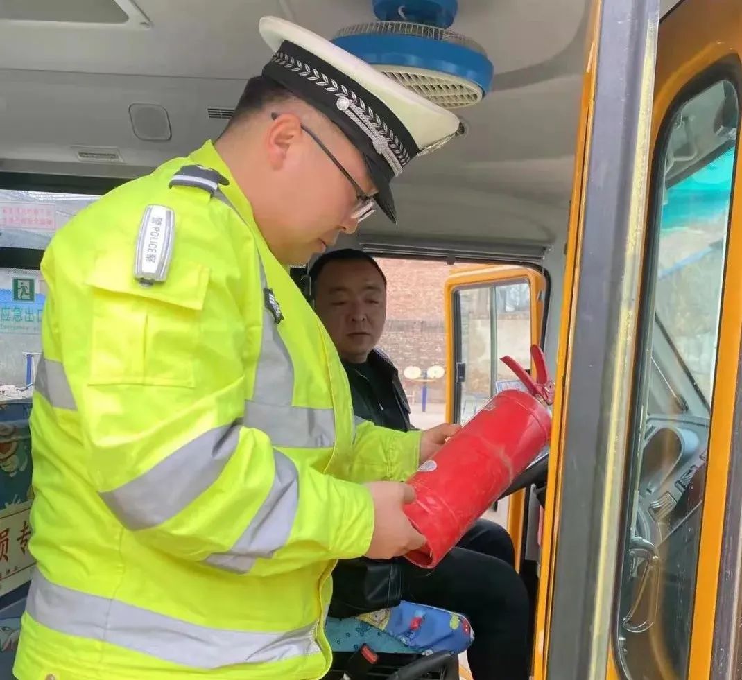 新绛交警:查+宣筑牢交通安全防线 新绛交警:查+宣筑牢交通安全防线