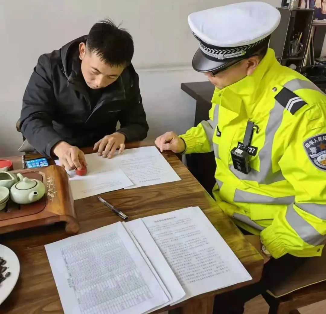 新绛交警:查+宣筑牢交通安全防线 新绛交警:查+宣筑牢交通安全防线